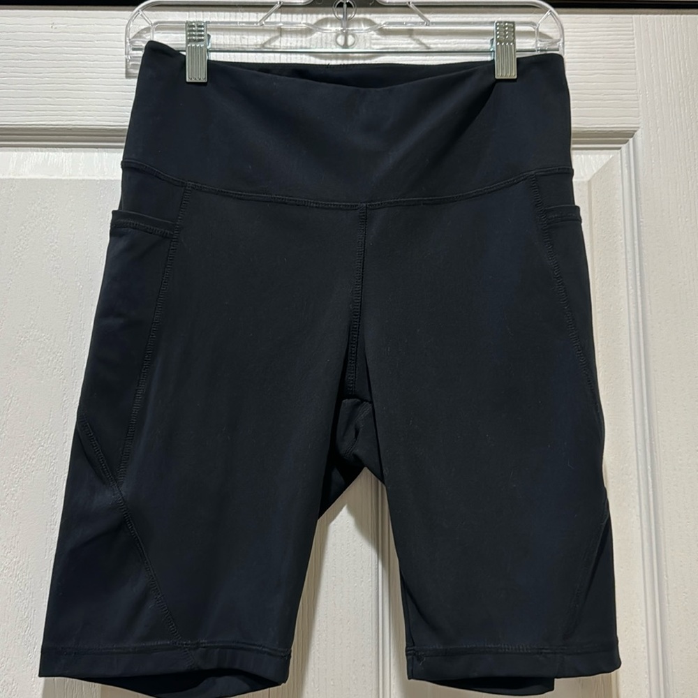 EUC- Danskin Women’s Bike Shorts. Black Leggings with pockets. Black. Size Med.
